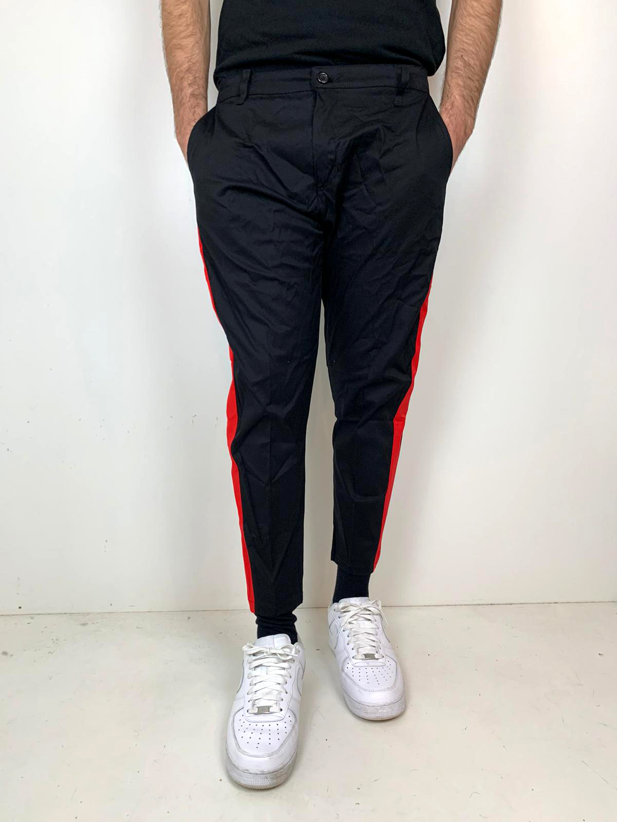 Pantalone cropped con banda laterale rossa – Rais Store